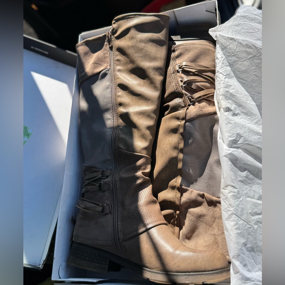 Boots - Picture 3 of 4